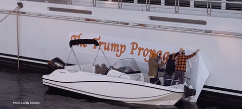 Ellisons Superyacht wird zur Bühne für Anti-Trump-Proteste