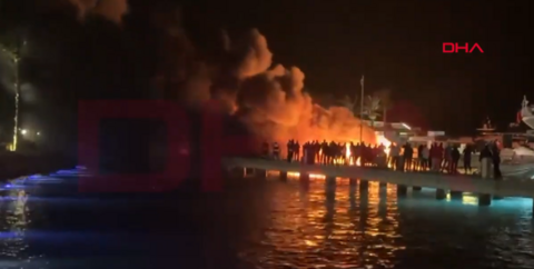 Sieben Yachten sanken nach einem Brand in einem Yachthafen in Bodrum
