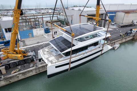 Silent-Yachts bota su primer catamarán eléctrico solar de 62 pies y 3 cubiertas